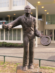 906607 Afbeelding van het bronzen beeldhouwwerk 'Nikkelen Nelis' van Johan Jorna (1930-2016) uit 1985, dat tijdelijk ...